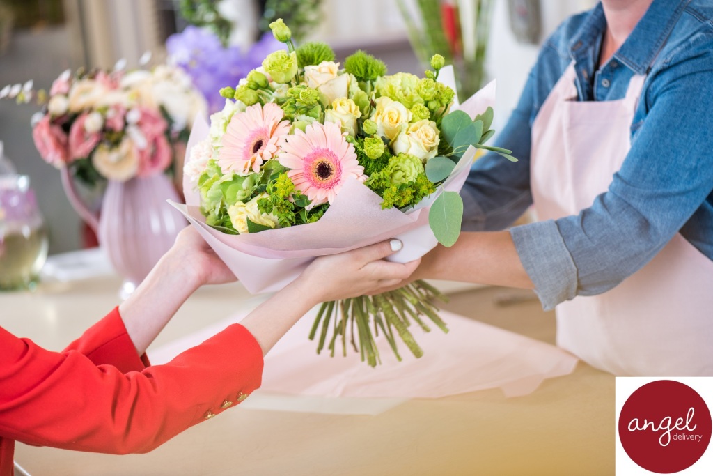 How Bouquets of Flowers Enhance the Beauty of Gift Hampers?